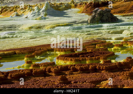 Lebendige Farben und markanten Felsformationen in die jenseitige Landschaft der Dalol, Äthiopien in der Wüste Danakil-Senke Stockfoto