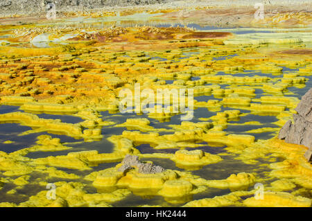 Lebendige Farben und markanten Felsformationen in die jenseitige Landschaft der Dalol, Äthiopien in der Wüste Danakil-Senke Stockfoto