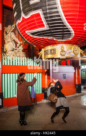 Frauen Foto Kaminari-Mon Tor im Senso-Ji Tempel, Asakusa, Tokio, Japan Stockfoto