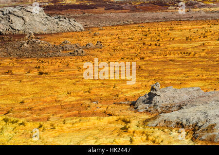 Lebendige Farben und markanten Felsformationen in die jenseitige Landschaft der Dalol, Äthiopien in der Wüste Danakil-Senke Stockfoto