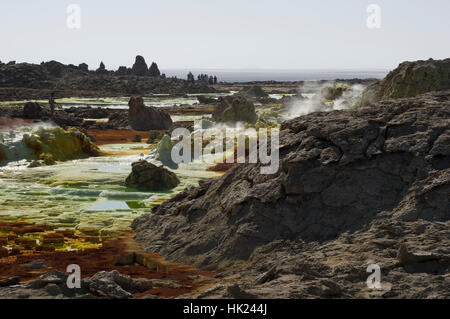 Lebendige Farben und markanten Felsformationen in die jenseitige Landschaft der Dalol, Äthiopien in der Wüste Danakil-Senke Stockfoto