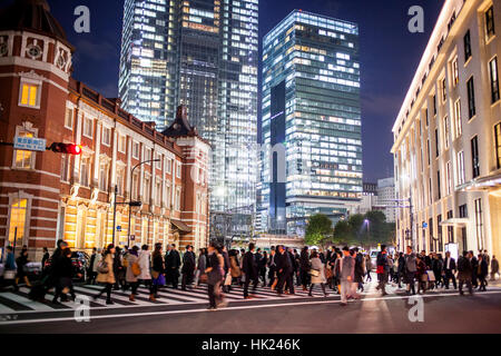 Stadtbild, Zebrastreifen in Marunouchi, links Tokyo Station, Marunouchi, Tokio, Japan Stockfoto