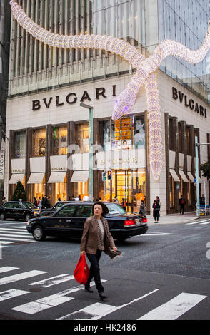 Harumi St, im Hintergrund Bulgari Store, Ginza, Tokio, Japan. Stockfoto