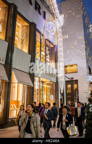 Harumi St, im Hintergrund Bulgari Store, Ginza, Tokio, Japan. Stockfoto