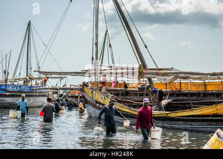 Menschen Schnäppchen für besseren Preis, Fisch in einer lokalen Fischmarkt am alten Dhow Hafen, Sansibar-Stadt, Sansibar, Tansania zu kaufen. Fischer bringen Fisch auf den Markt für Händler, wie sie Fisch zu verkaufen es auf dem Markt von Stone Town zu kaufen. Stockfoto