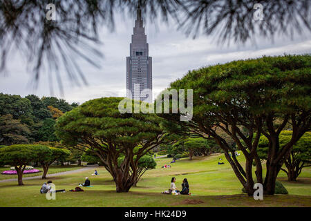 Stadtbild, NTT Docomo Yoyogi Gebäude, von Shinjuku Gyoen Park, Tokio Stockfoto