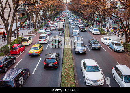 Stadtbild, Luftaufnahme, Verkehr, in Omotesando Avenue, Tokio, Japan Stockfoto