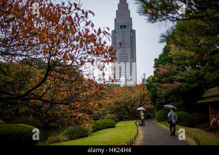 Stadtbild, NTT Docomo Yoyogi Gebäude, von Shinjuku Gyoen Park, Tokio Stockfoto