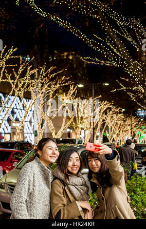 Street Scene, Frauen, frau, Sefie, Weihnachten, Weihnachtsdekoration, Omotesando Avenue, Tokio, Japan Stockfoto