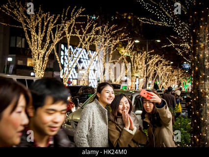 Street Scene, Sefie, Weihnachten, Weihnachtsdekoration, Omotesando Avenue, Tokio, Japan Stockfoto