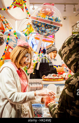 Verkäuferin, Süßigkeiten-Shop in Takeshita Dori, Tokyo, Japan Stockfoto