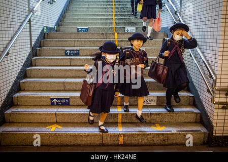 Schülerinnen, Mädchen, Schüler, U-Bahn, Eintritt zu Toei Oedo Linie, in Roppongi, Tokyo, Japan. Stockfoto