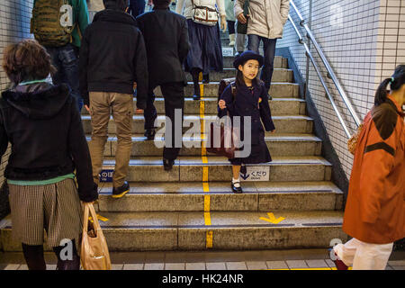 Schülerin, der U-Bahn, Eintritt zu Toei Oedo Linie, in Roppongi, Tokyo, Japan. Stockfoto