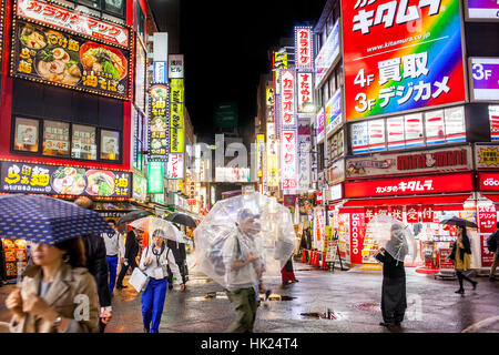 Elektronik-Zone, im Westen verlassen von JR Shinjuku Station, Shinjuku, Tokio Stockfoto