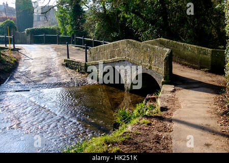 Die Pack Horse Bridge über Bide Brook, Lacock in Wiltshire England Stockfoto