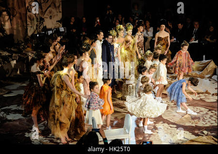 Paris, Frankreich. 25. Januar 2017. Franck Sorbier und seine Modelle. Paris Haute Couture SS/2017 Credit: Gaetano Piazzolla/Pacific Press/Alamy Live-Nachrichten Stockfoto