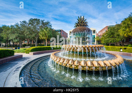 Die Ananas-Brunnen an der Waterfront Park in Charleston, South Carolina. Stockfoto