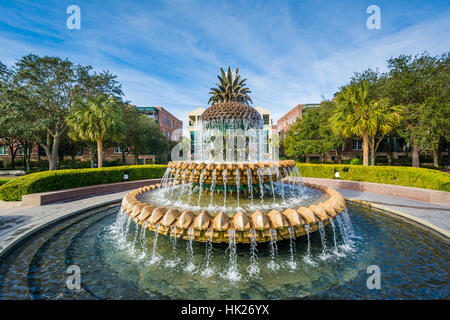 Die Ananas-Brunnen an der Waterfront Park in Charleston, South Carolina. Stockfoto