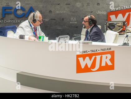 DETROIT, Michigan/USA - 10. Januar 2017: Reden Paul W. Smith, US-amerikanischer Radiomoderator und Kolumnist, Rundfunk von der WJR 760-Stand auf der Chrysler-Marke, Stockfoto