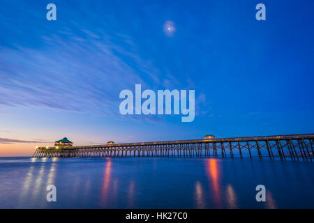 Der Pier im Morgengrauen in Folly Beach, South Carolina. Stockfoto