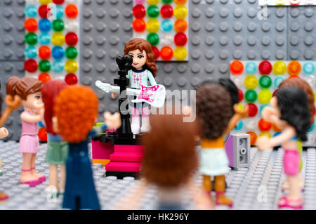 Tambow, Russische Föderation - 29. August 2015 Lego Konzert. LEGO-Freunde-Mädchen-Minifigur mit e-Gitarre mit Mikrofon und Publikum auf der Bühne. Stockfoto