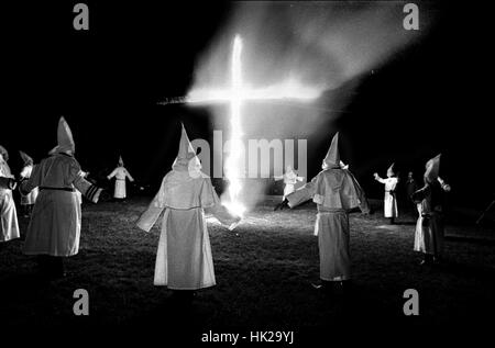 Mitglieder des KKK Kreis ein Kreuz Beleuchtung in Rumford mich während der Rallye in der kleinen Stadt Maine Stadt. Die Klan hatte aktiv in Maine in den 20er und 30er Jahren gewesen, diese Gruppe von Klansmen offen die Presse eingeladen, zu beobachten, zu fotografieren und Bericht über dieses Ereignis Foto von Bill belknap Stockfoto
