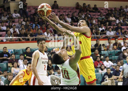 Pasay City, Philippinen. 25. Januar 2017. Marc Barocca Sterns Fässer über John Pinto von Blackwater, wie er versucht, einen Lay-up zu konvertieren. Bildnachweis: Dennis Jerome Acosta/Pacific Press/Alamy Live-Nachrichten Stockfoto