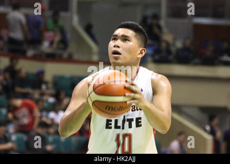 Pasay City, Philippinen. 25. Januar 2017. John Pinto von Blackwater wandelt einen Freiwurf-Versuch in ihrem Spiel gegen Purefoods Sterne. Bildnachweis: Dennis Jerome Acosta/Pacific Press/Alamy Live-Nachrichten Stockfoto