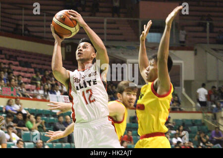 Pasay City, Philippinen. 25. Januar 2017. ROI Summang von Blackwater fährt vorbei Marc Barocca des Sterns, die Umwandlung von einem Layup während ihre Basketball-Spiel. Bildnachweis: Dennis Jerome Acosta/Pacific Press/Alamy Live-Nachrichten Stockfoto