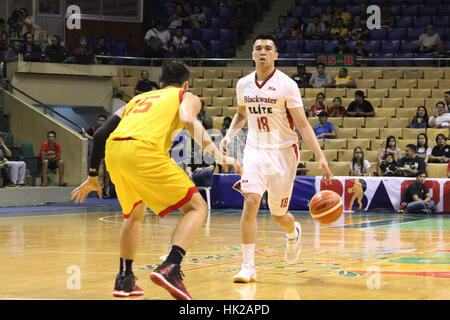 Pasay City, Philippinen. 25. Januar 2017. Art Dela Cruz von Blackwater drückt den Ball gegen Marc Pingris Purefoods Stern. Bildnachweis: Dennis Jerome Acosta/Pacific Press/Alamy Live-Nachrichten Stockfoto