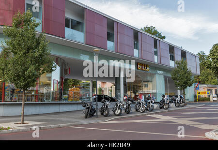 Geparkte Fahrräder vor Billa Supermarkt während der jährlichen European Bike Week-Festival. Stockfoto