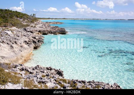 Die Ansicht der felsigen Küste mit kristallklarem Wasser auf unbewohnten Insel in Half Moon Cay (Bahamas). Stockfoto