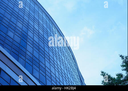 Glas der mehrstöckigen Bürogebäude gegen den Himmel Stockfoto