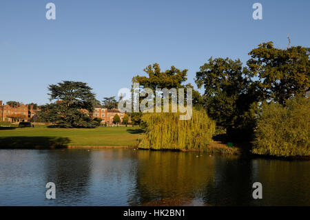 Blick über See am 17. Grün über 18. Fairway im Herbst mit der Manor im Hintergrund, Hanbury Manor, Ware, Hertfordshire, England Stockfoto