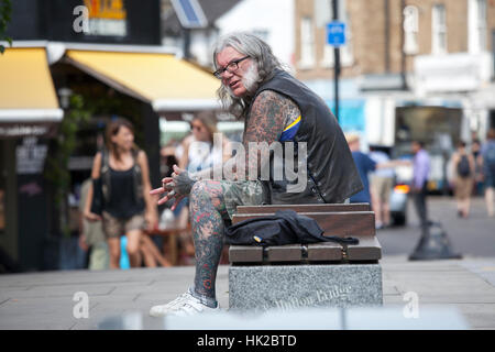 LONDON, ENGLAND - 12. Juli 2016 Porträt eines Mannes mittleren Alters mit Tattoos im Punk-Outfit Stockfoto