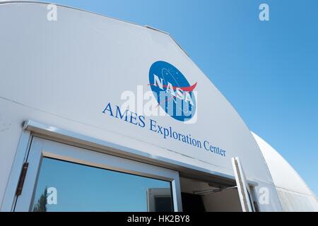 Logo und Schilder am Eingang zum Center der NASA Ames Exploration, ein Besucherzentrum am NASA Ames Research Center Campus in der Silicon Valley Stadt Palo Alto, Kalifornien, 25. August 2016. Stockfoto
