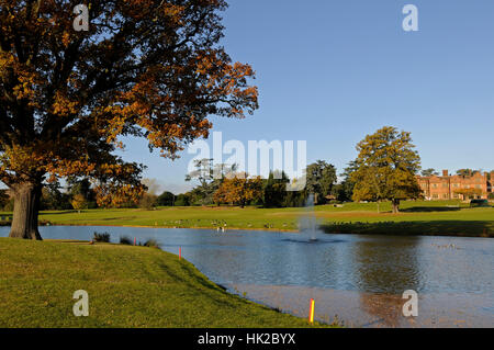 Blick über den See am 17. Grün und Blick zum 18. Fairway im Herbst, Hanbury Manor, Ware, Hertfordshire, England Stockfoto