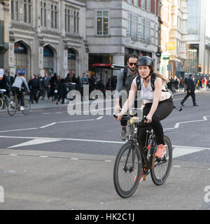 LONDON, UK - 27. August 2016: schwere Mädchen in einem blauen Kleid mit Polka Dots beim Überqueren der Straße auf einem Fahrrad Stockfoto