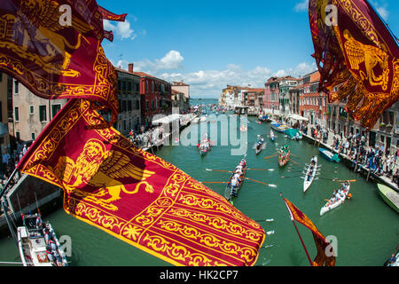 Venedig - 25 Mai: Boote und Ruderer besucht bei der 42. Auflage der Vogalonga am 25. Mai 2016 in Venedig. Stockfoto