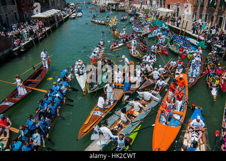 Venedig - 25 Mai: Boote und Ruderer besucht bei der 42. Auflage der Vogalonga am 25. Mai 2016 in Venedig. Stockfoto