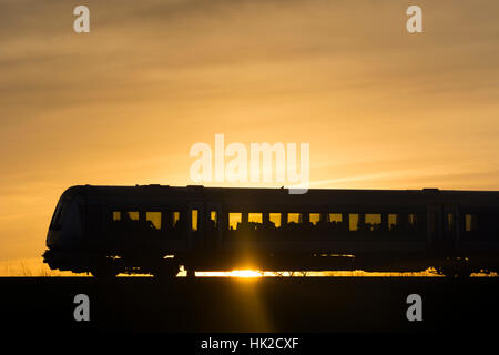 Chiltern Railways Zug Silhouette bei Sonnenuntergang, Warwickshire, UK Stockfoto