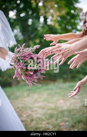 Braut Strauß für Gäste zu werfen, fangen Stockfoto
