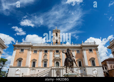 Kapitol in Rom mit Kaiser Marcus Aurelius antiken römischen Reiterstatue und schönen Himmel Stockfoto