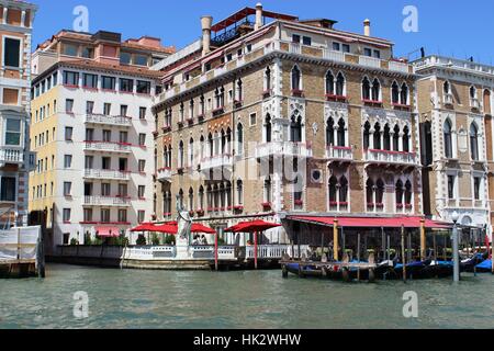 Prunkbau aus einer vergangenen Ära. Venedig, Canale Grande Stockfoto