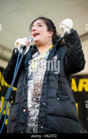 Die Komikerin Sajeela Kershi sprach bei der Rallye Women's March/Anti Donald Trump im Zentrum Londons als Teil eines internationalen Tages der Solidarität. Stockfoto