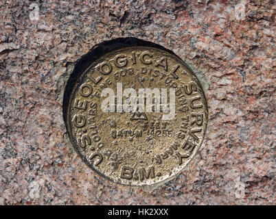 Benchmark auf dem 14255 Fuß-Gipfel des Longs Peak in den Rocky-Mountain-Nationalpark Stockfoto