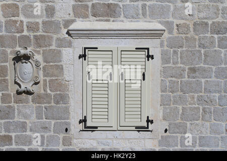 Fenster mit weißen Fensterläden in Perast, Montenegro. Close-up Stockfoto