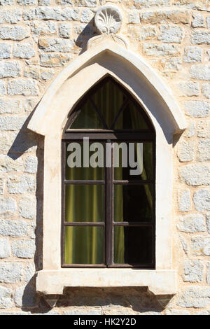 Schöne close-up-Fenster in einer Kirche in der Altstadt von Budva. Montenegro Stockfoto