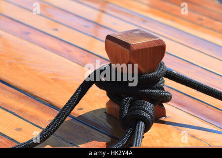 Knoten-Closeup auf Holzdeck einer Yacht Liegeplatz Stockfoto