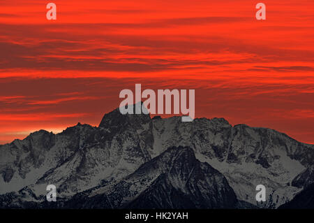 rot und orange Sonnenuntergang über Mount Humphreys in der östlichen Sierra in Kalifornien Stockfoto